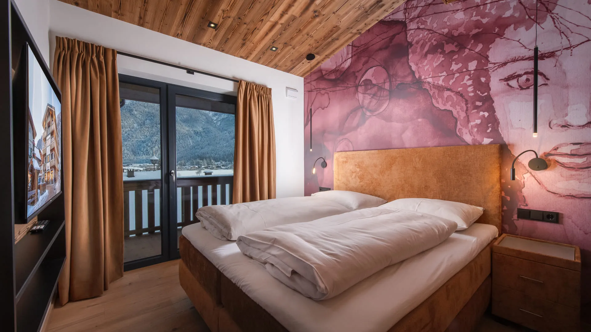 Großzügiges Schlafzimmer mit Fernseher und Doppelbett vor Designtapete
