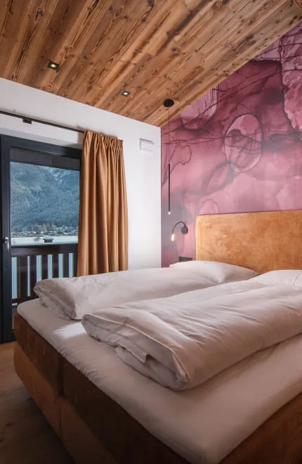 Großes Doppelbett vor Designtapete 